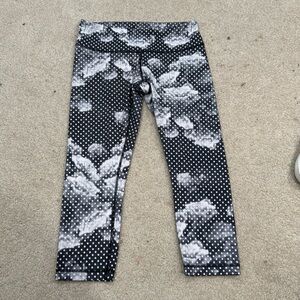 Size 8 lululemon wunder under crop black and white floral leggings
